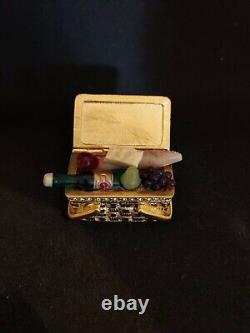 Vintage Estee Lauder Beautiful Picnic Basket Perfume Compact