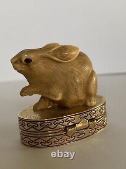 Parfum solide Estee Lauder Cinnabar, compact en ivoire avec un lapin impérial en or - complet.