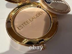 Rare Estee Lauder Year Of The Horse Powder Compact Beautiful translated in French is: Rare Estee Lauder Poudrier Année du Cheval Magnifique.