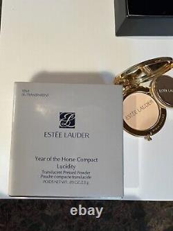 Rare Estee Lauder Year Of The Horse Powder Compact Beautiful translated in French is: Rare Estee Lauder Poudrier Année du Cheval Magnifique.
