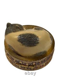 VTG 1985 Estee Lauder Cinnabar, compact de parfum solide représentant un chat endormi de la série Ivory